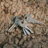 賃貸の鍵をなくした場合、なぜ予備鍵があっても必ず鍵交換が必要なのか？